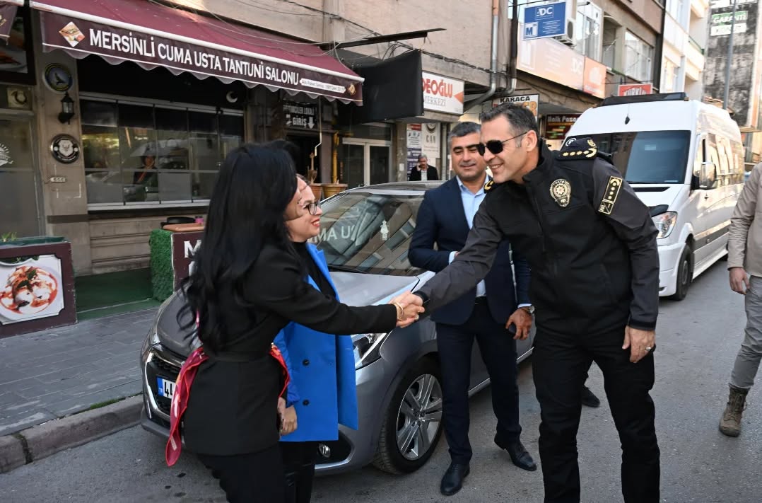 Kayseri Emniyet Müdürü Atanur Aydın, Kanseri Yenen Öğrenciyi Okulunda Ziyaret Etti