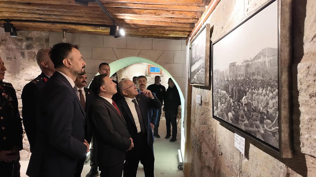 Kayseri'de Atatürk Temalı Sergi Açıldı