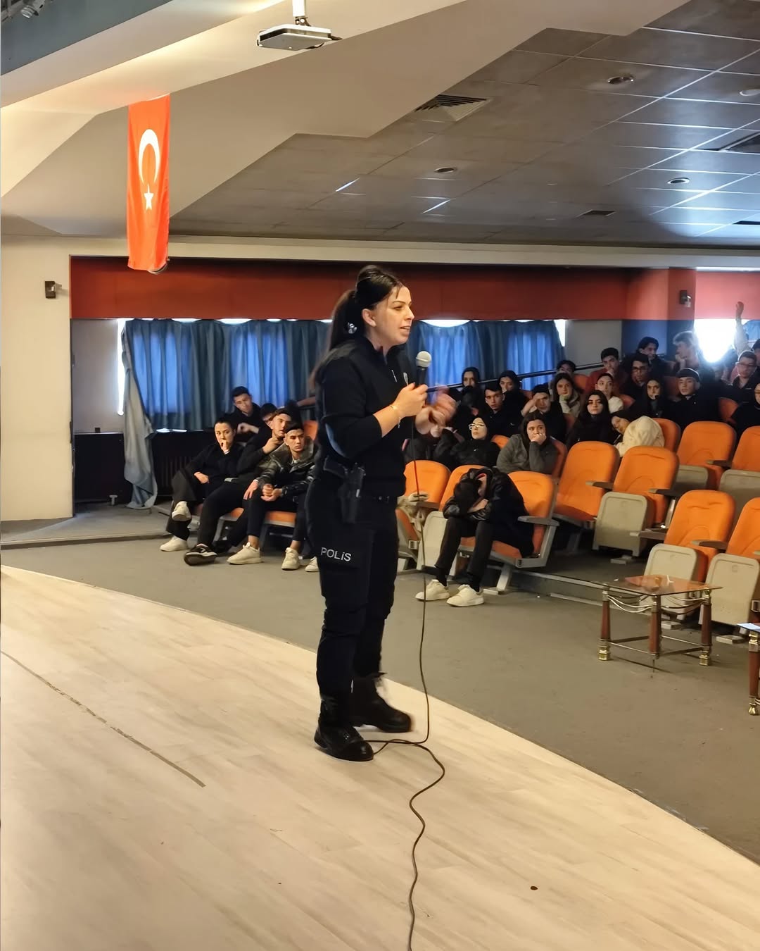 Kayseri'de Öğrencilere Polislik Mesleği ve Sosyal Medya Bilinçlendirmesi