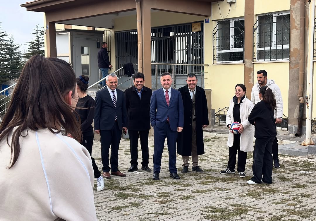 Kayseri İl Milli Eğitim Müdürü Coşkun Esen, Felahiye'deki Okulda İncelemelerde Bulundu