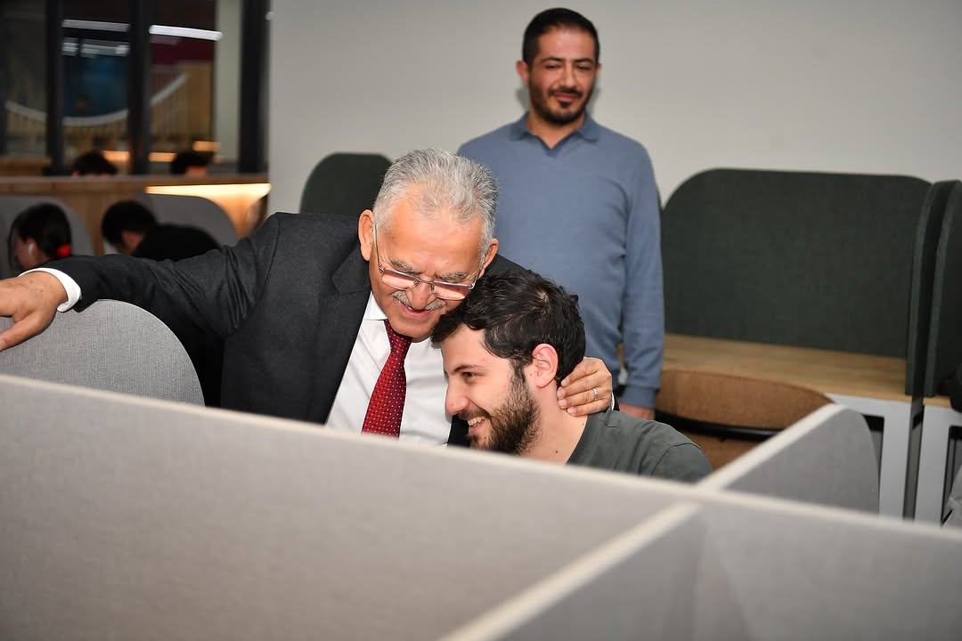 Kayseri'de Gençlerin Eğitim Azmi Büyükşehir Belediyesi'ne İlham Veriyor