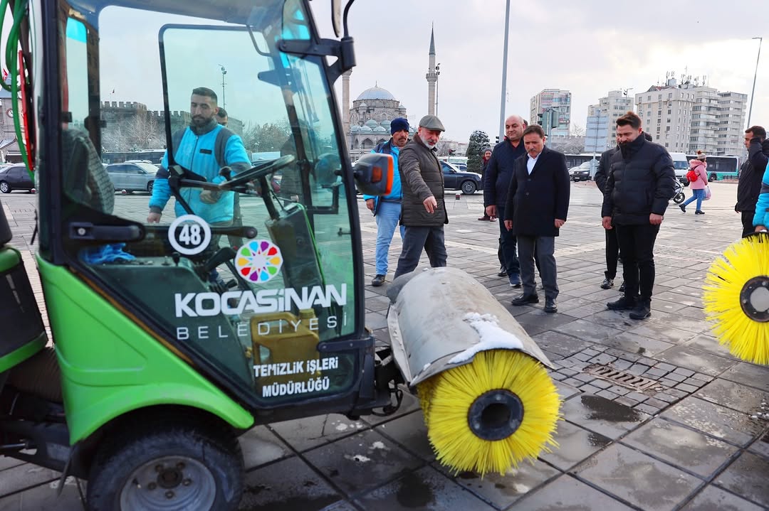 Kayseri'de Kış Hazırlığı: Kocasinan Belediyesi Dar Sokaklar İçin Mini Kar Küreme Araçlarını Tanıttı