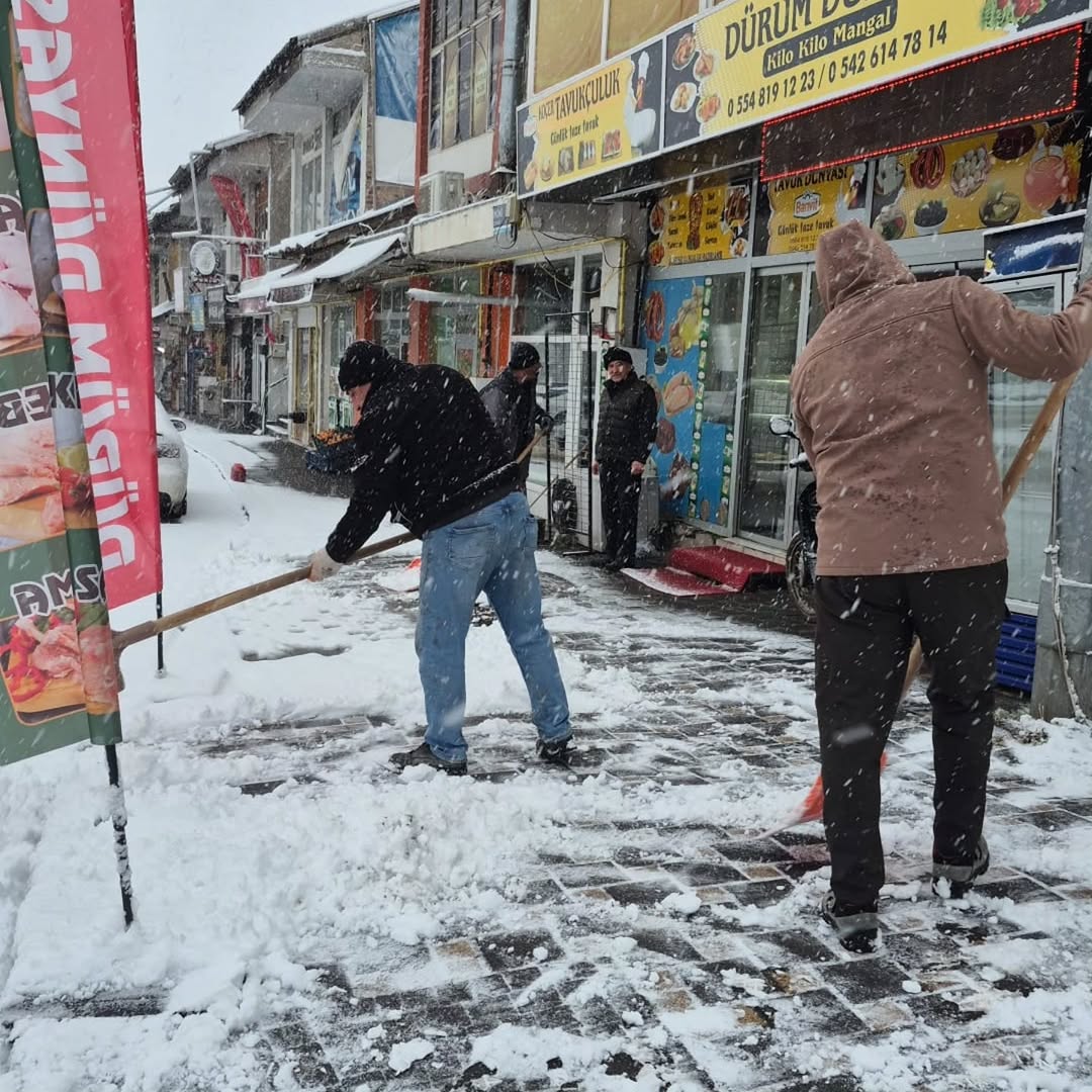 Bünyan Belediyesi Kar Temizleme Çalışmalarını Aralıksız Sürdürüyor