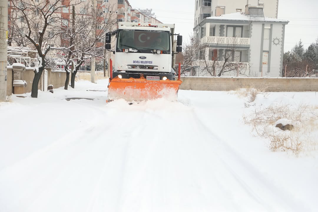 Develi'de Kar Yağışı Sonrası Yollar İçin Temizleme ve Tuzlama Seferberliği