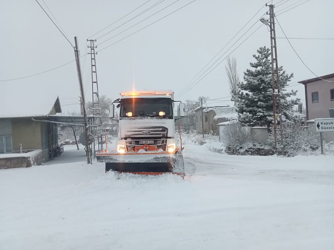 Kayseri'de Kar Yağışı Sonrası Yol Açma Çalışmaları: 61 Mahallede Ulaşım Sağlandı
