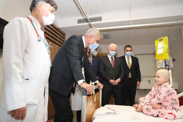 Bakan Memişoğlu, Yeni Yılda Çocuk Hematoloji Servisindeki Minikleri Ziyaret Etti