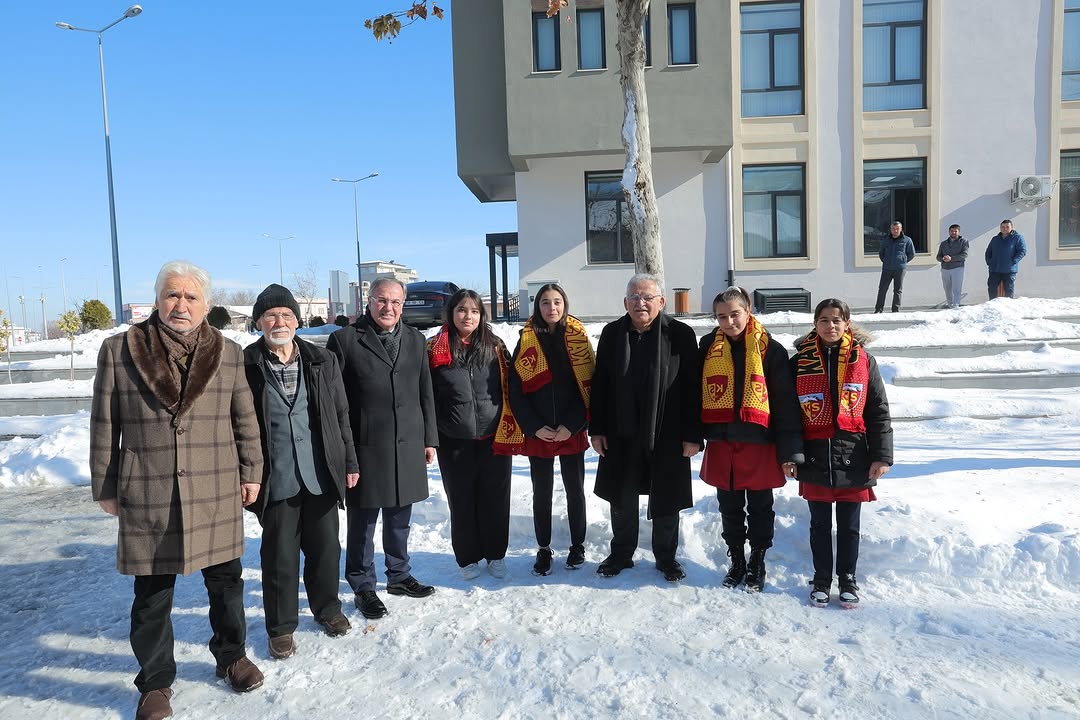 Kayseri Büyükşehir Belediyesi'nden Hacılar'da Kış Hediyesi: Kayserispor Atkıları Dağıtıldı