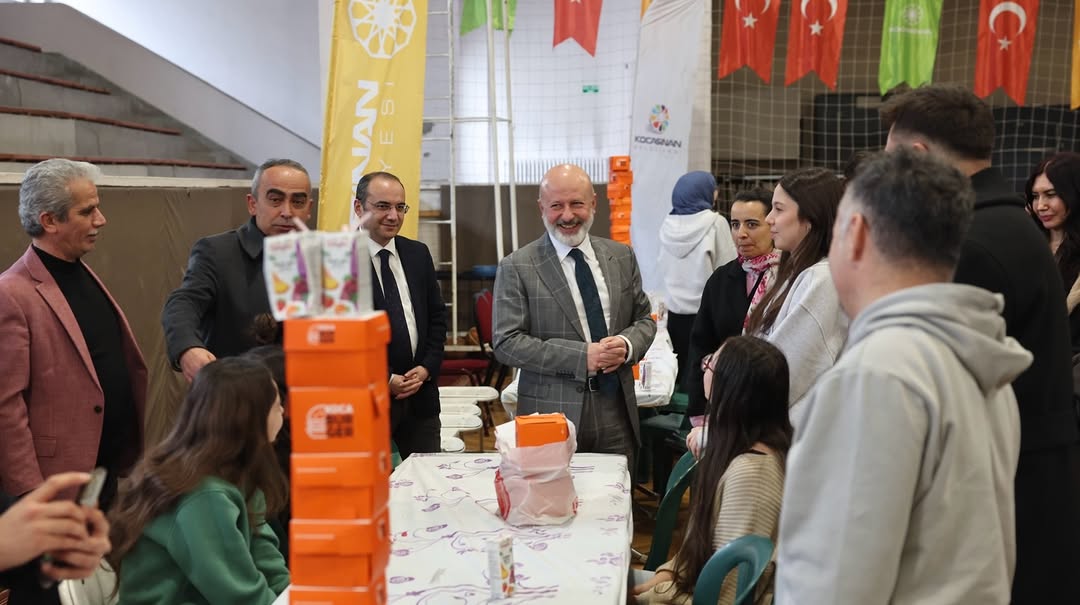 Kocasinan Belediyesi'nden Öğrencilere Sürpriz 'Koca Burger' Molası