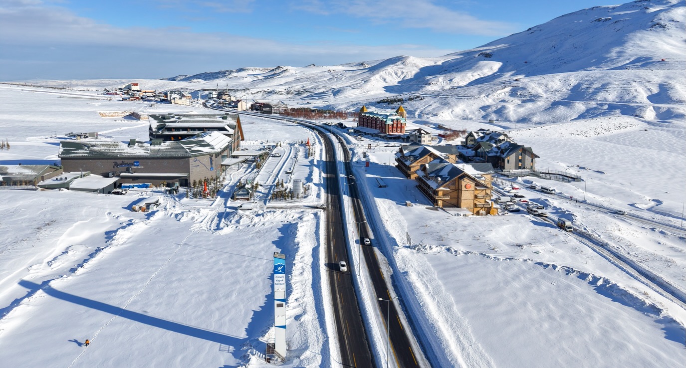 Erciyes Kayak Merkezi Yeni Yağan Karla Kayak Severleri Bekliyor