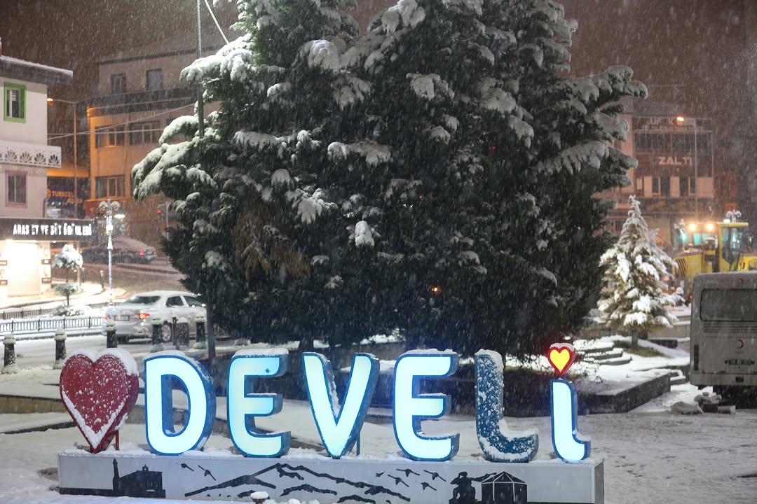 Develi'de Yoğun Kar Yağışı Sonrası Ekipler Yol Açma Çalışması Yaptı