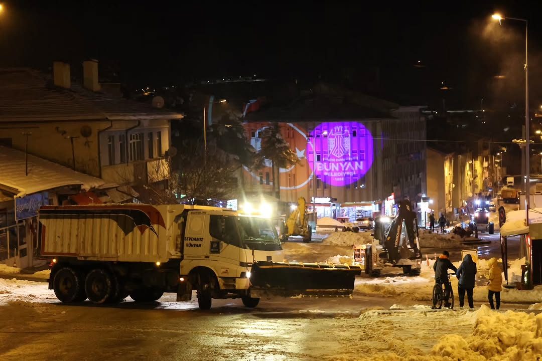 Bünyan'da Kar Mücadelesi: Ekipler Gece Gündüz Sahada
