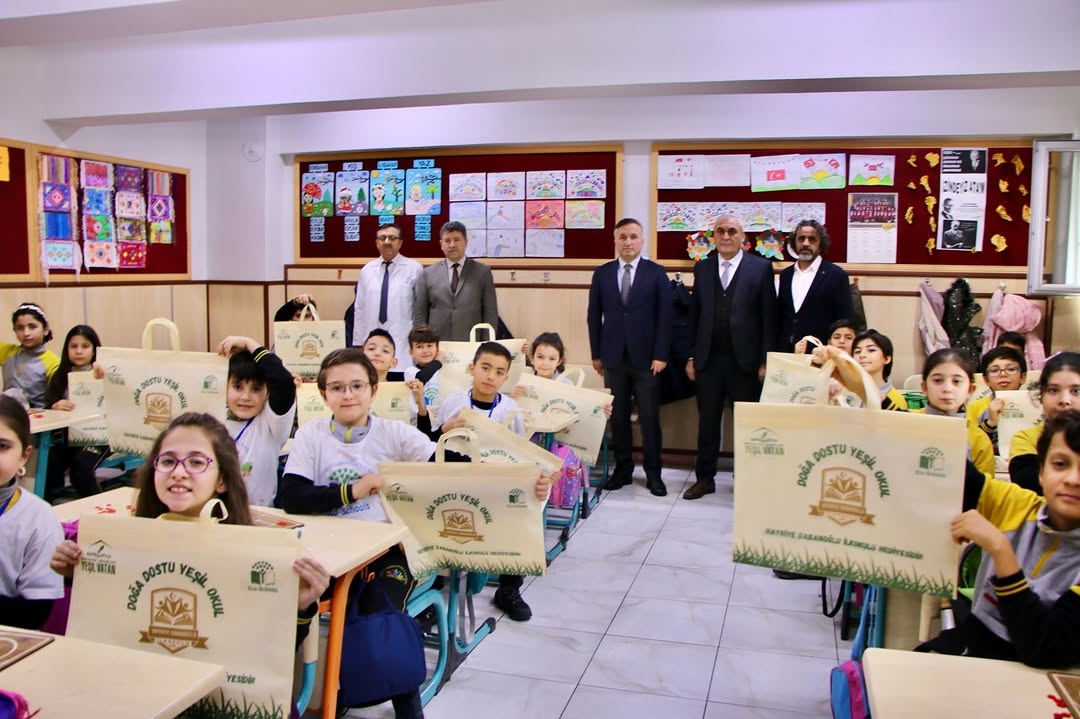 Kayseri'de Öğrencilere Çevre Dostu Bez Torba Dağıtımı