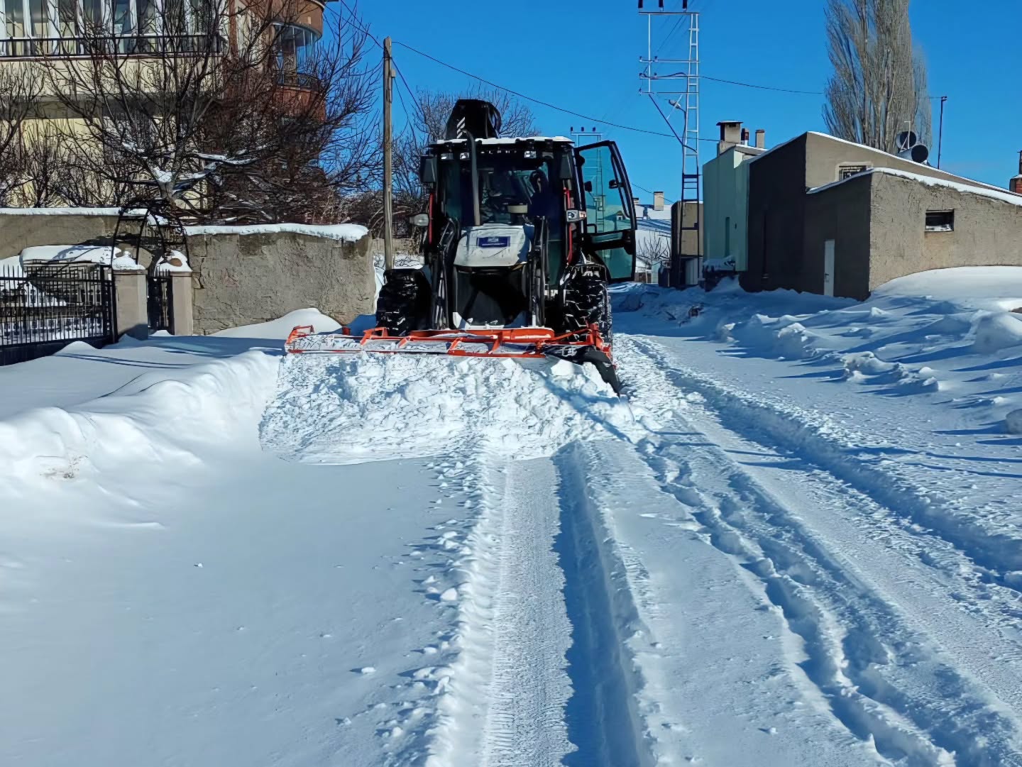 Bünyan'da Karla Mücadele Çalışmaları Hız Kesmeden Devam Ediyor