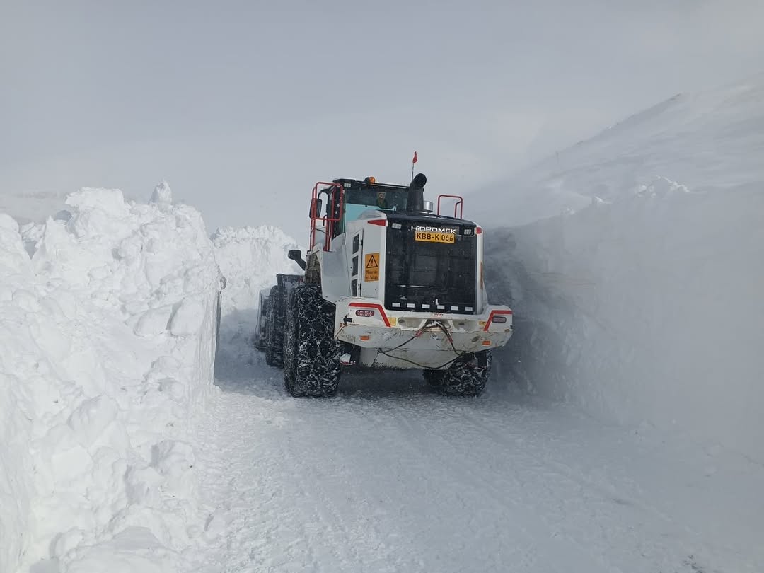 Kayseri'de Kırsal Mahalle Yolları Yoğun Kar Yağışına Rağmen Açıldı