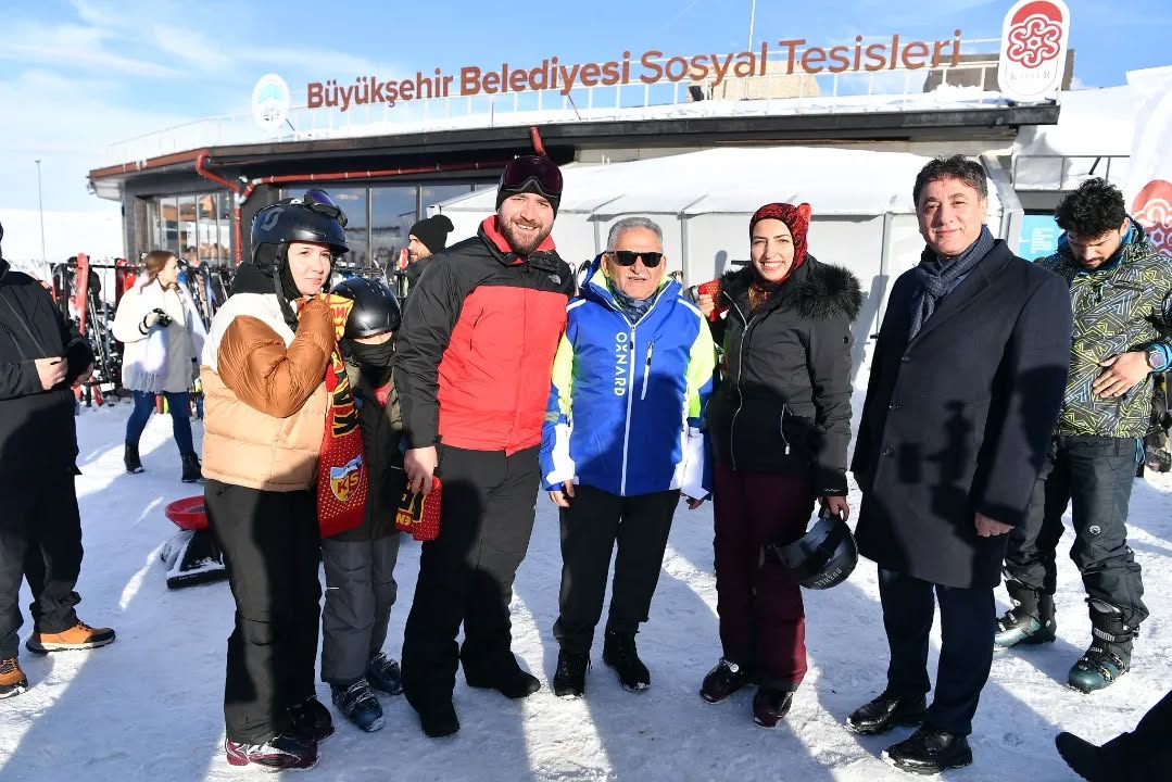 Develi Belediye Başkanı Şengül, Erciyes'te Kayak Yapan Vatandaşlarla Buluştu