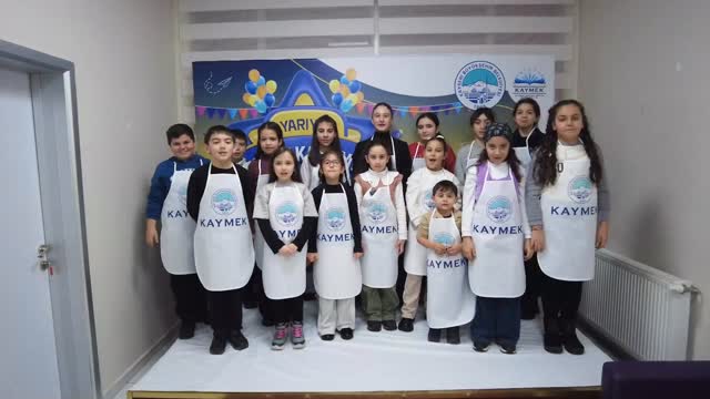 Kayseri'de Minik Şefler Tatilde Aileleriyle Mutfağa Girerek Tatlı Yaptı