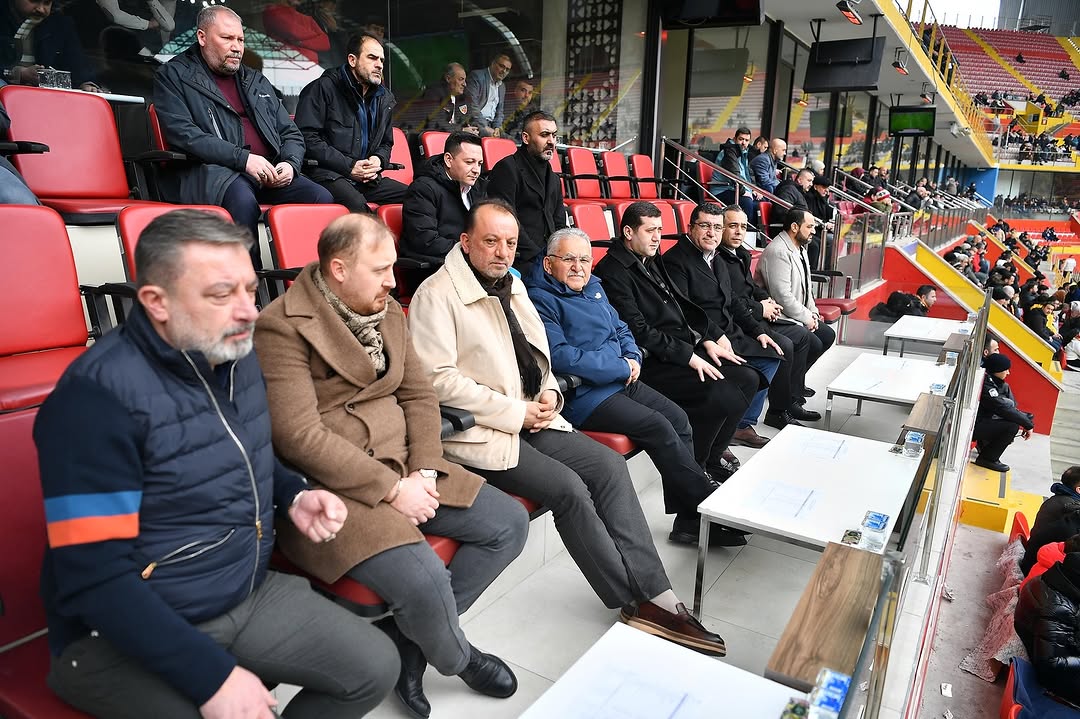 Kayseri'de Büyükşehir Belediyesi, Kayserispor'a Tribünlerden Destek Verdi
