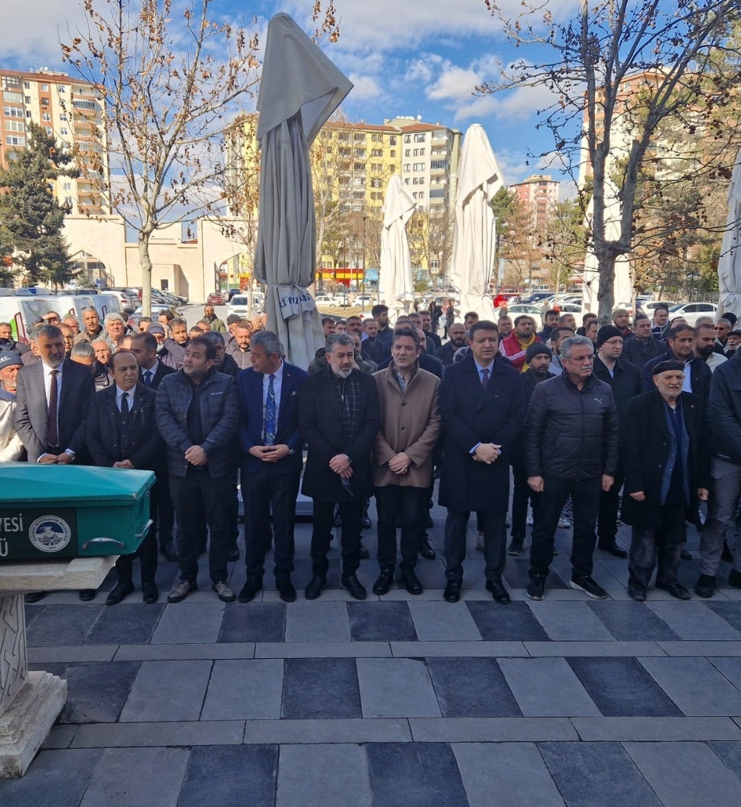 Kayseri'deki siyaset dünyasından büyük bir dayanışma örneği! Sedat Kılınç'ın kayınpederi için düzenlenen cenaze töreninde politik ayrılıklar unutuldu. #Kayseri #Dayanışma #Cenaze