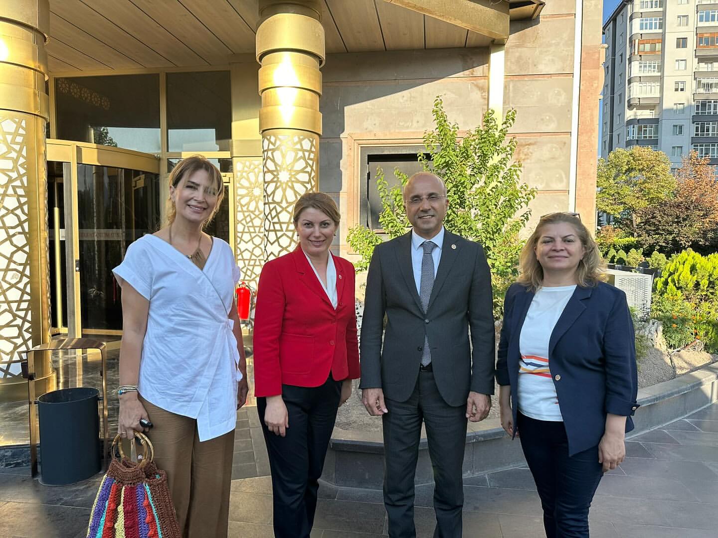 
    CHP Milletvekillerinden Kadınların Siyasetteki Rolüne Destek
