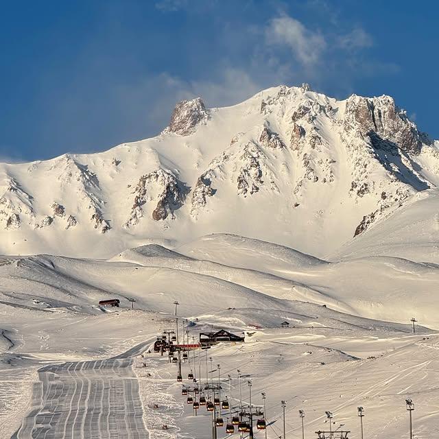 Erciyes Kayak Merkezi'nde Muhteşem Havalarda Kayak Keyfi Başladı