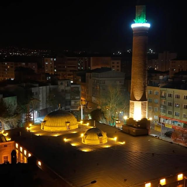 Kayseri'deki Ulu Cami, Yeni Işıklandırmasıyla Göz Kamaştırıyor