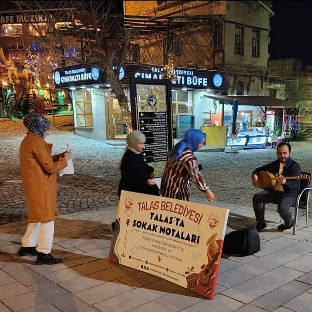 Talas'ta Sokak Müzikleriyle Şehir Yaşamı Renklendiriliyor