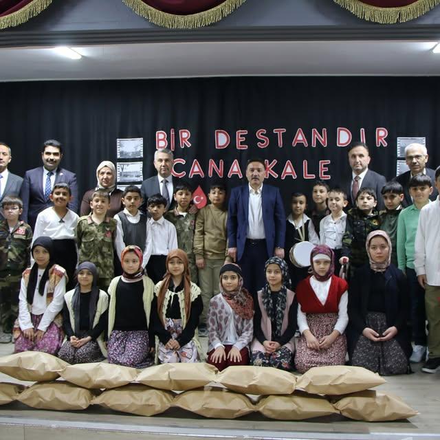Kayseri'de Çanakkale Zaferi Tiyatro Gösterisi Vali Çiçek'in Katılımıyla Sahnelendi
