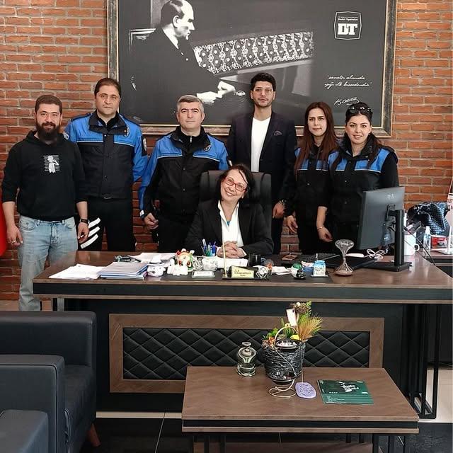 Kayseri'de Polisler Devlet Tiyatrosu Müdürünü Ziyaret Ederek Tiyatro Gününü Kutladı