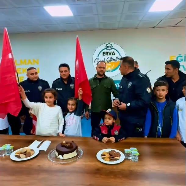 Kayseri'de Polis Haftası Kutlaması: Öğrencilerden İlgi Çekici Sürpriz