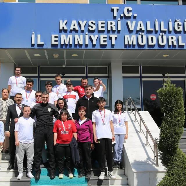 Kayseri'de Özel Sporcular, Emniyet Müdürü Aydın'ı Ziyaret Etti