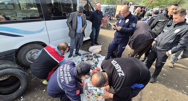 Kayseri'de Bit Pazarı Denetimi: Son Kullanma Tarihi Geçmiş Gıda Ürünleri Ele Geçirildi