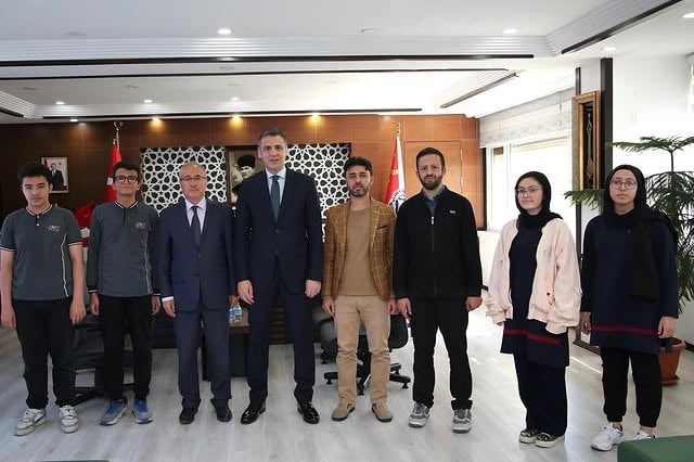 Kayseri Şehit Cennet Yiğit İmamhatip Ortaokulu Heyeti, İl Emniyet Müdürü Aydın'ı Ziyaret Etti