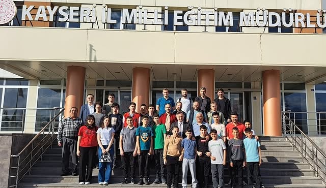 Kayseri'den Ankara'ya Bilim Yolculuğu: GençTek Zirvesi'ne Katılan Öğrencileri Müdür Esen Uğurladı