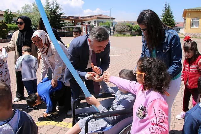 Engelliler Haftası Etkinliklerinde Kayseri Özel Eğitim Öğrencileriyle Buluşan Milli Eğitim Müdürü Esen