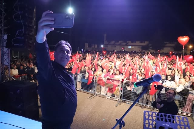 Develi'de Gençlik Konseri Coşkusu: Akademik ve Sportif Başarılı Öğrencilere Ödül