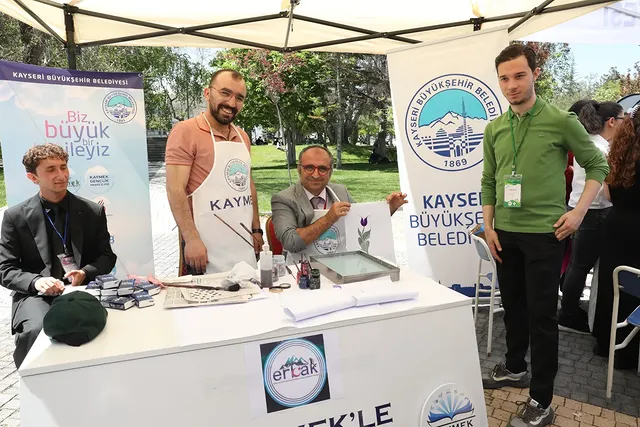 KAYMEK, Erciyes Üniversitesi'nde Atatürk'ün Gençlik Bayramı'nda Ebru Sanatını Tanıttı