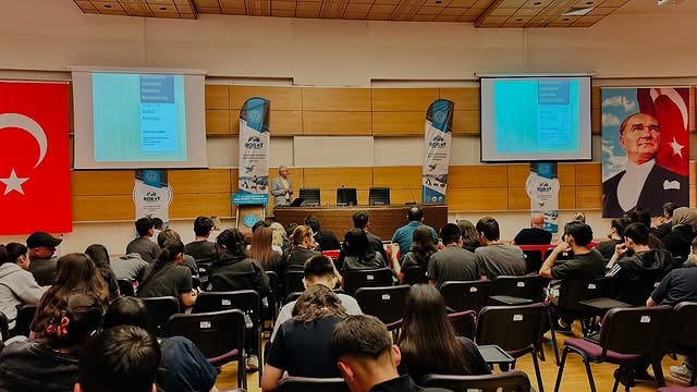 Kayseri'de Yapay Zeka ve Robotik Kodlama Konferansı Düzenlendi