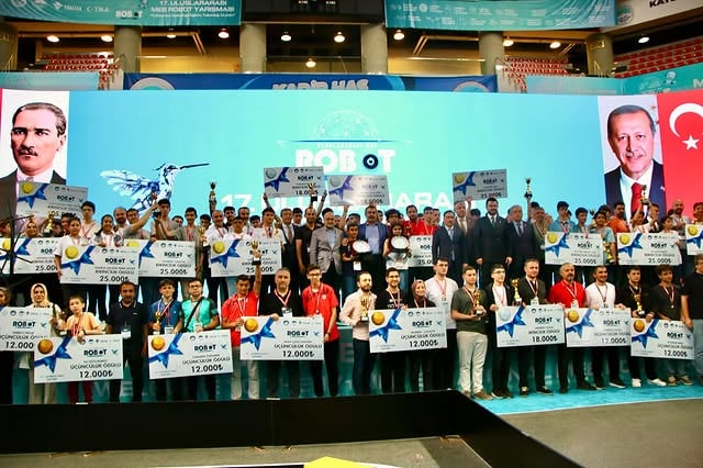 Milli Eğitim Bakanı Tekin, Kayseri'de 17. Uluslararası MEB Robot Yarışması Finalini İnceledi
