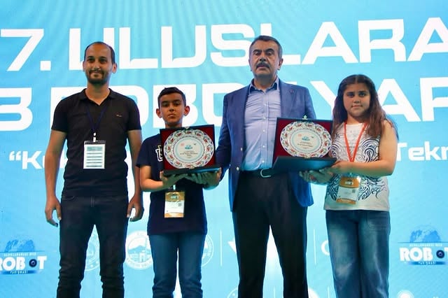 Kayseri Topsöğüt Ortaokulu, Uluslararası Robot Yarışmasında En İyi Tasarım Ödülünü Aldı