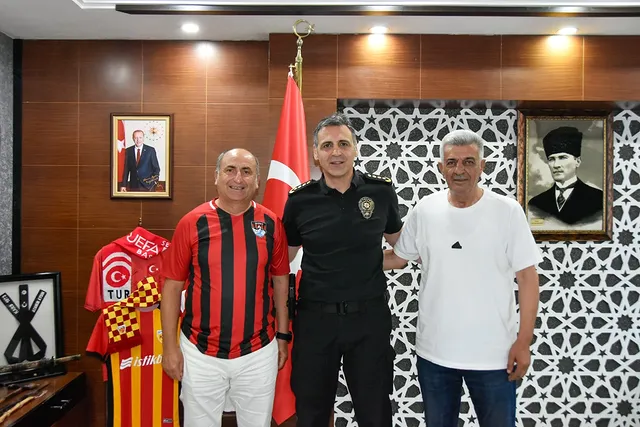 Kayseri Emniyet Müdürlüğünü Ziyaret Eden Milli Tekvandocu Nur Tatar'ın Babası ve Murat Yaşar Münchester