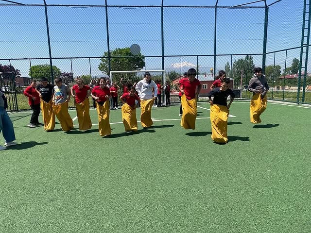 Talas'ın Gezici Kütüphanesi, Kırsal Mahalle Çocuklarını Eğlendirerek Eğitiyor