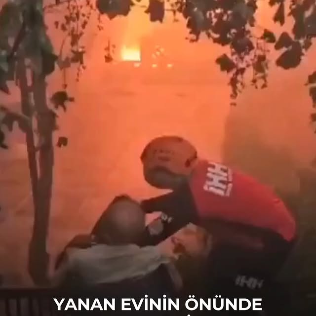 İzmir Seferihisar'da Yanan Evinde Son Anda Kurtarılan Engelli Vatandaş
