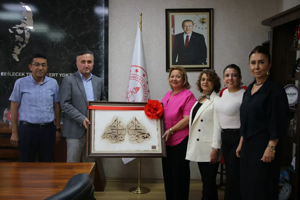 Kayseri Öğretmenleri Müdür Esen'e Ahlat Gezisi Hediyesi Sundu