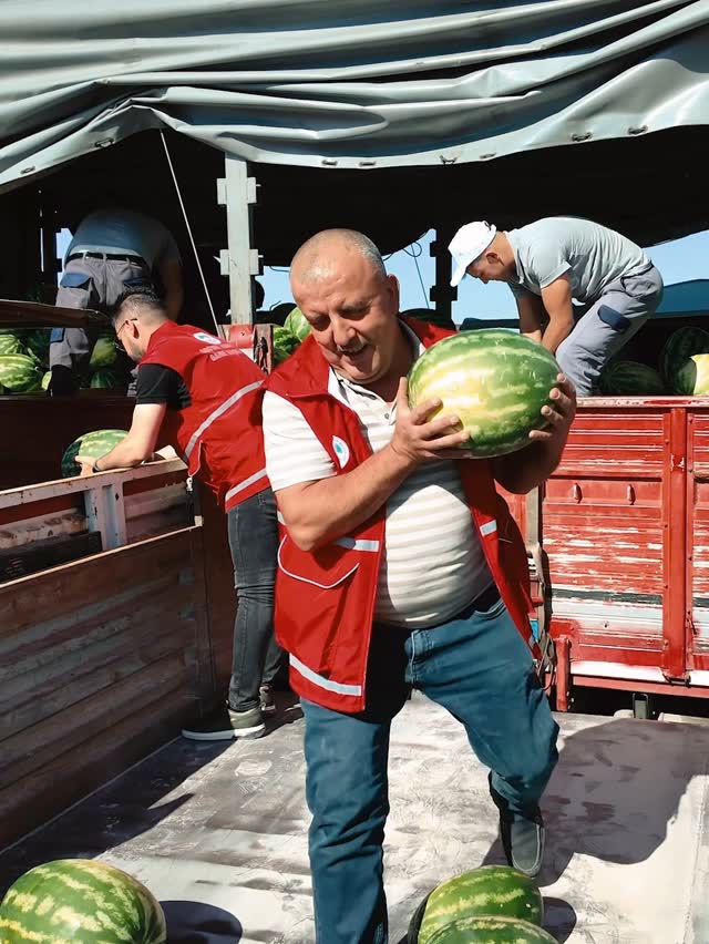 Kayseri Büyükşehir Belediyesi'nden Yaz İkramı: Karpuz Dağıtımı