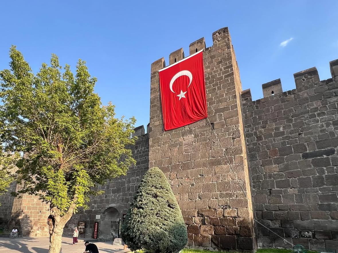 Kayseri Şehir Merkezi Al Bayraklarla Donatıldı