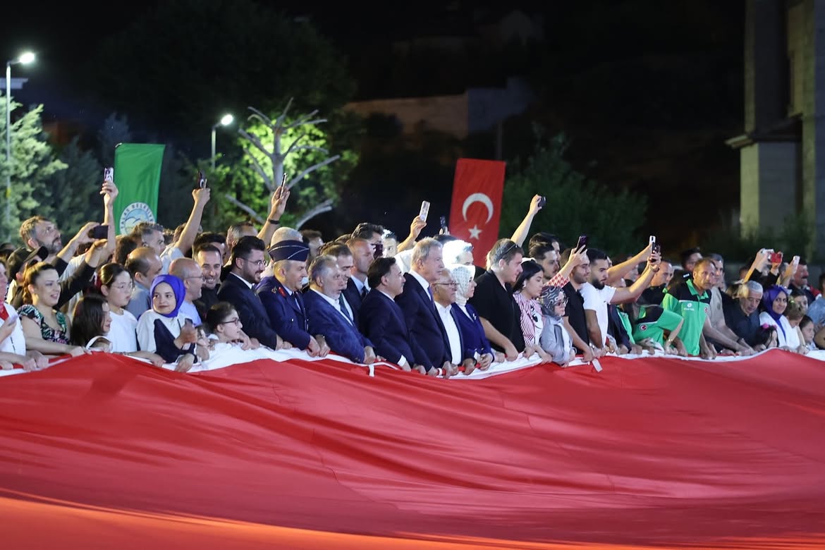Talas'ta Dünyanın En Büyük Türk Bayrağı Gökyüzünde Dalgalandı