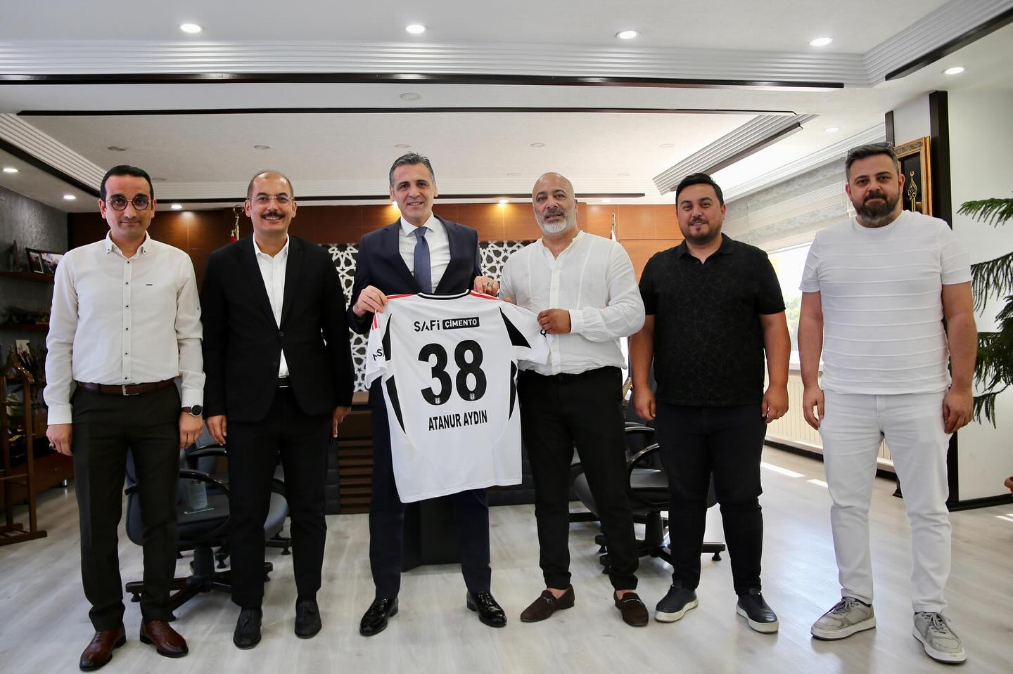 Kayseri Beşiktaşlılar Derneği Başkanı ve Yönetimi Emniyet Müdürü Aydın'ı Ziyaret Etti