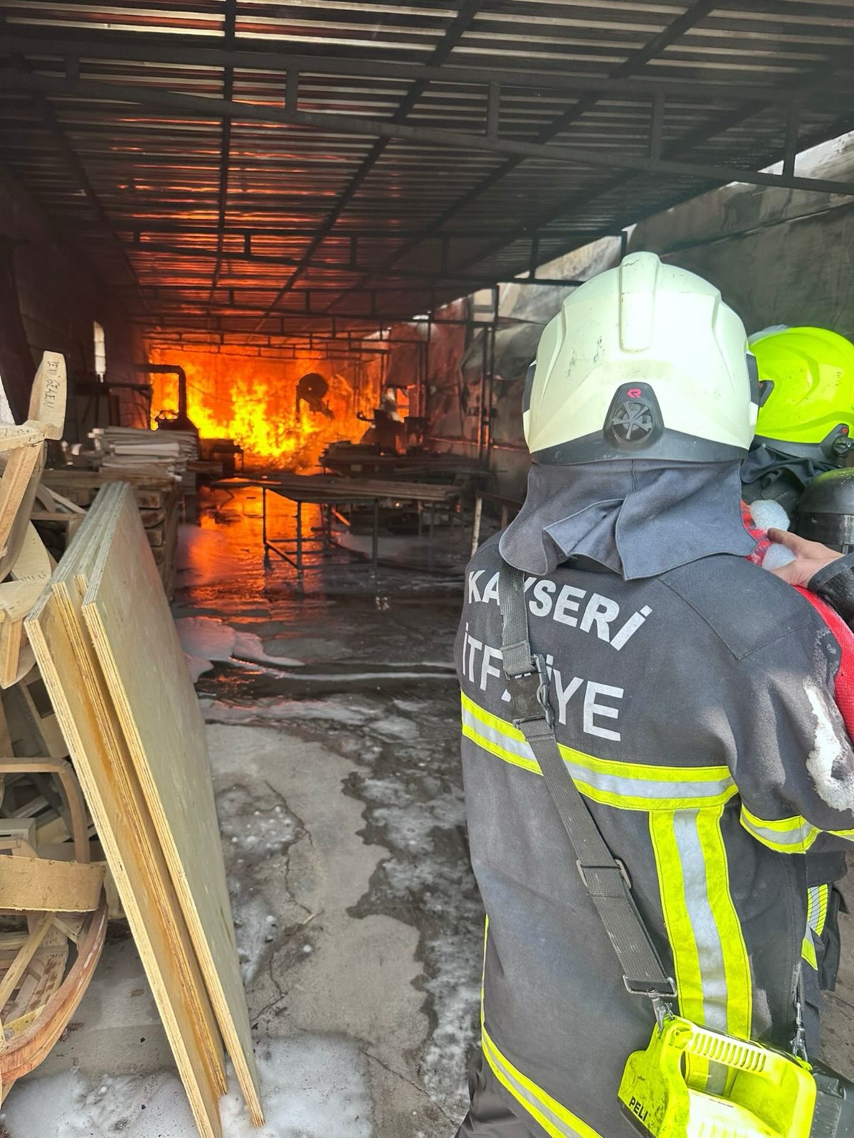 Kayseri'de Venti Mobilya Fabrikası'nda Yangın Çıktı