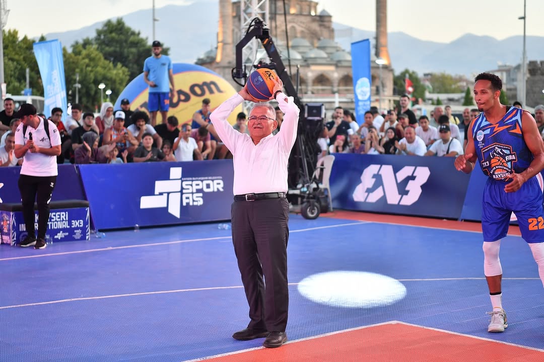 Kayseri Cumhuriyet Meydanı'nda Uluslararası Sokak Basketbolu Coşkusu