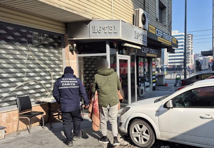 Kayseri Büyükşehir Belediyesi'nin Evsizlikle Mücadele Başarısı Uluslararası Platformda Örnek Gösterildi